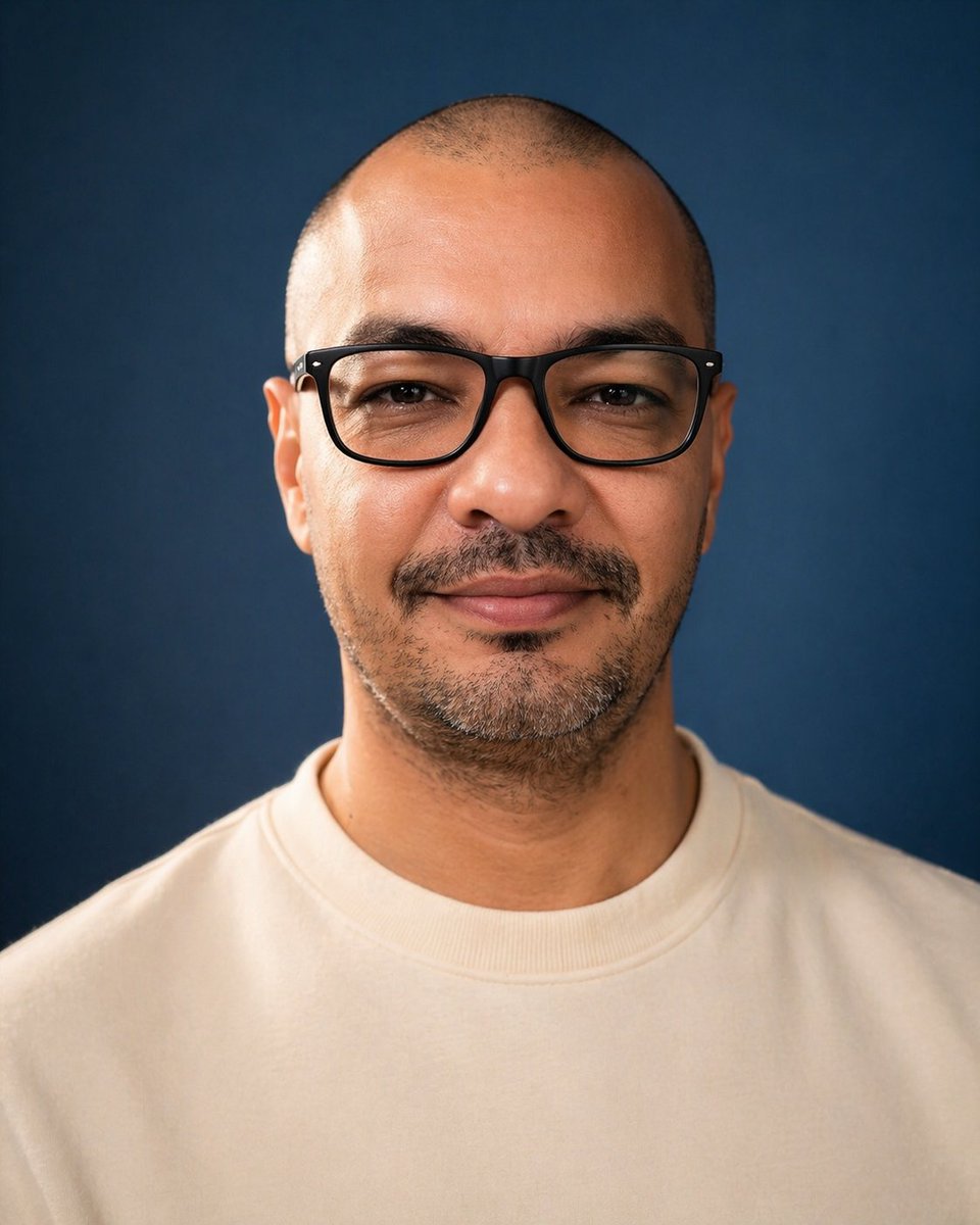 Censored Studio Portrait 的 Qwen Image 提示词示例图:This prompt generates a realistic studio head-and-shoulders portrait of a man with his face obscured by a large censor block, useful...
