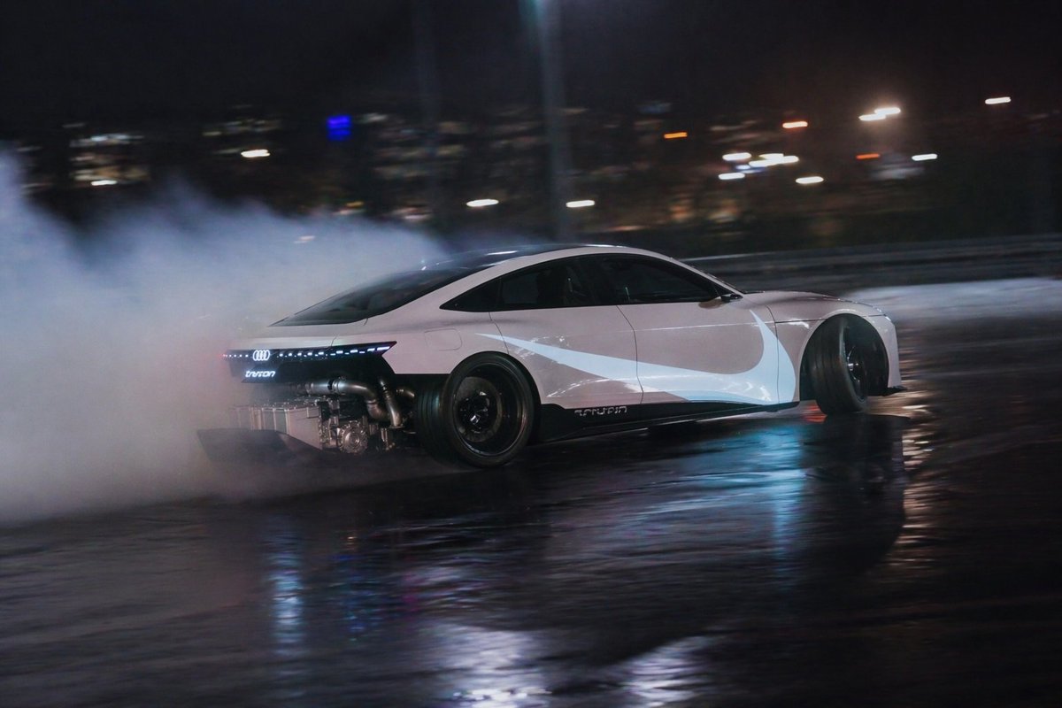 Night Drift Futuristic Sports Sedan 的 Qwen Image 提示词示例图:This prompt generates a cinematic realistic photo of a modified futuristic sedan drifting through a wet city street at...