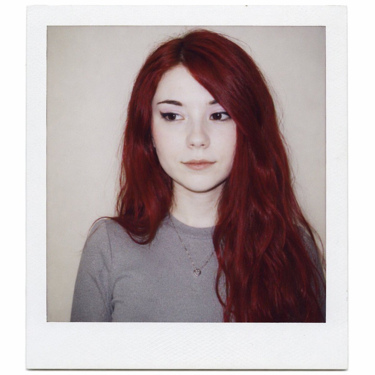 Nostalgic Polaroid Portrait Prompt のQwen Imageプロンプト例 バリエーション 2: A simple instruction to transform a character into a realistic polaroid photograph featuring distinctive film...