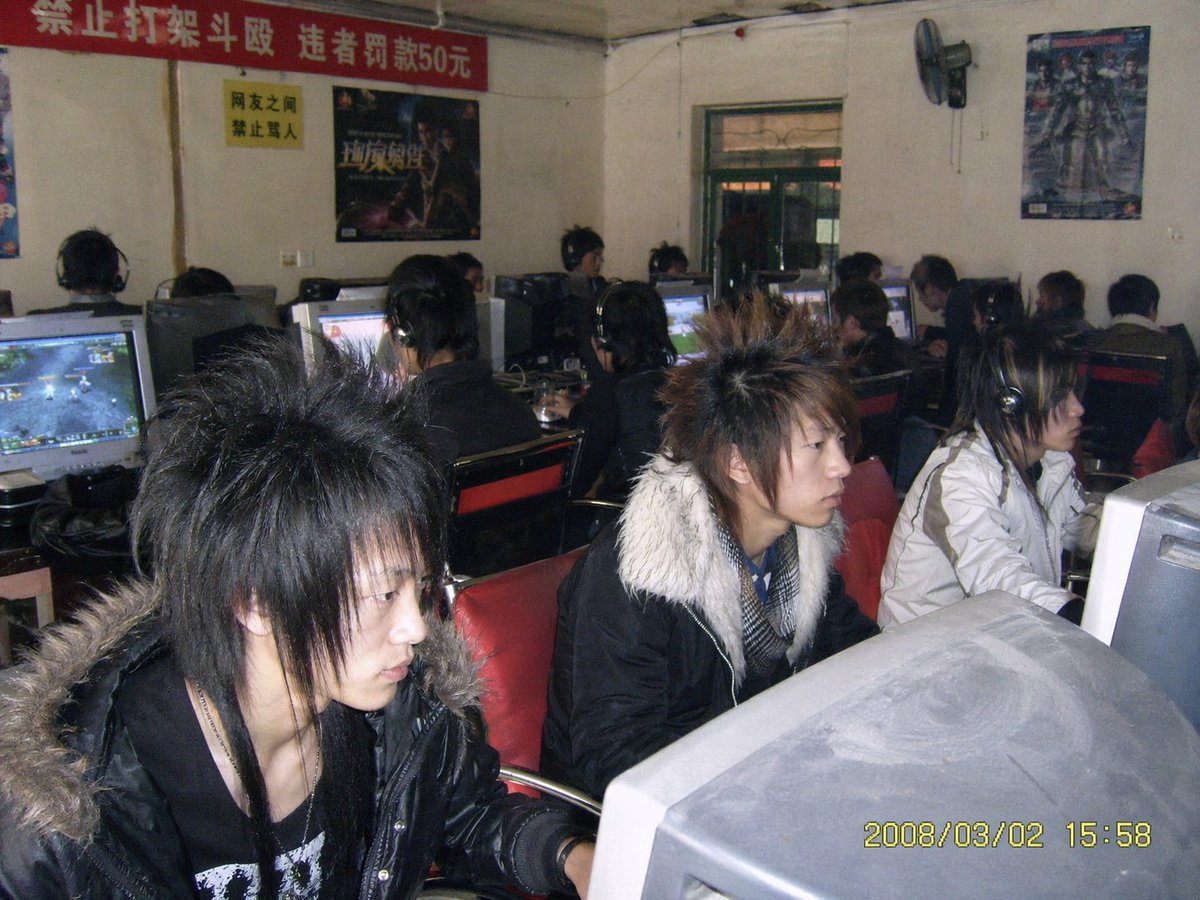 Nostalgic 2008 Internet Cafe Photo Qwen Image 프롬프트 예시: A nostalgic prompt designed to recreate the atmosphere of a small-town Chinese internet cafe from 2008, complete with a...