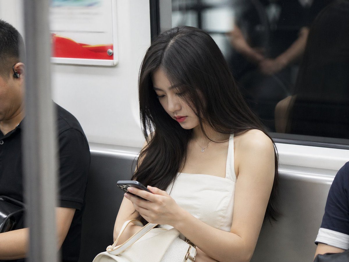 Subway Candid Photo Prompt 的 Qwen Image 提示词示例图 变化图 3:A simple and effective prompt for generating a high-quality, candid-style photo of a woman on a subway using GPT image-2.