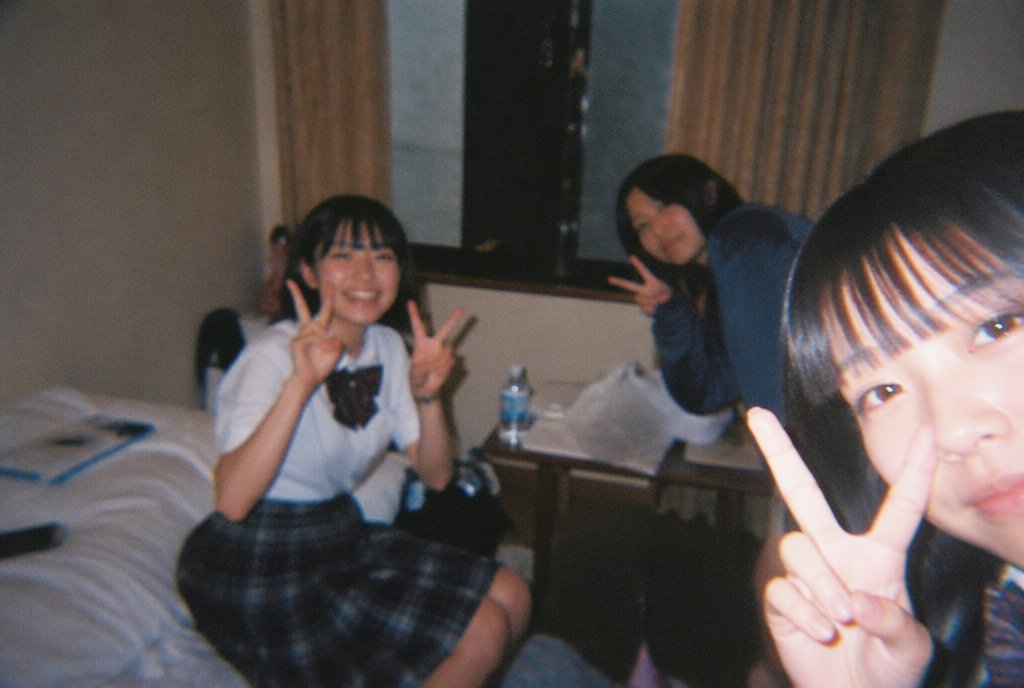 Nostalgic Disposable Camera Snap Prompt のQwen Imageプロンプト例: Generates low-quality, amateur-looking photos resembling snapshots taken by a student with a disposable camera during a...