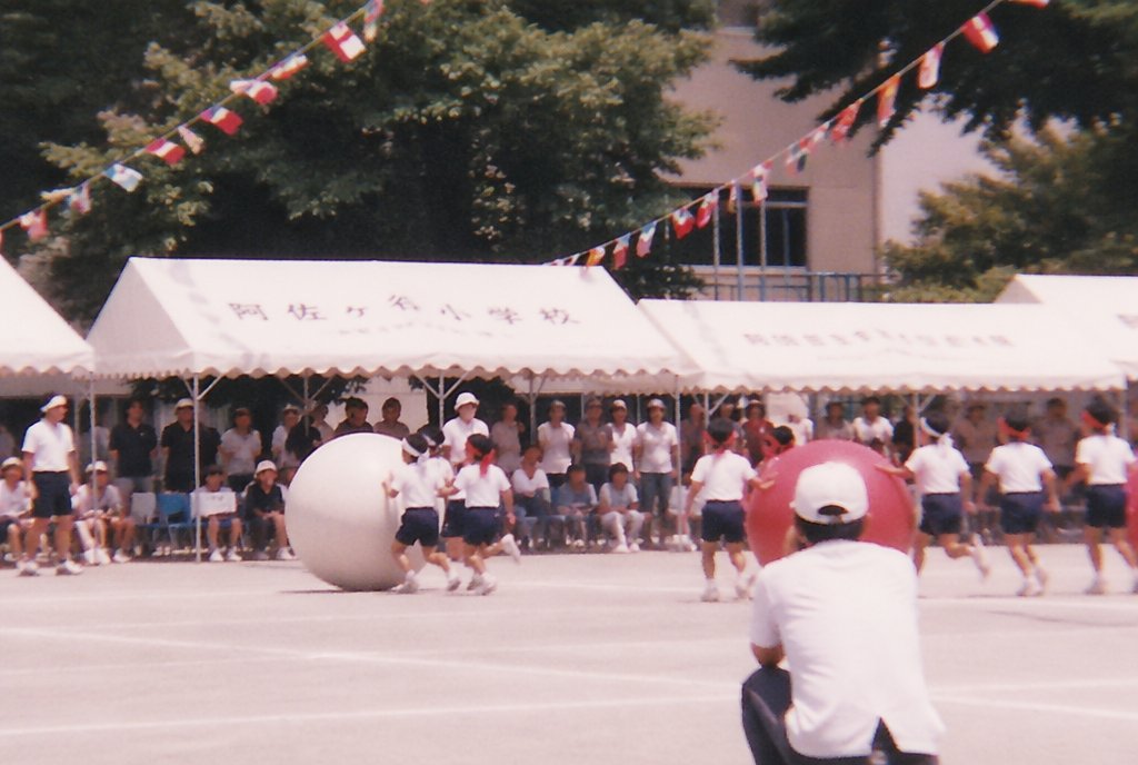 Nostalgic Disposable Camera Snap Prompt のQwen Imageプロンプト例 バリエーション 3: Generates low-quality, amateur-looking photos resembling snapshots taken by a student with a disposable...
