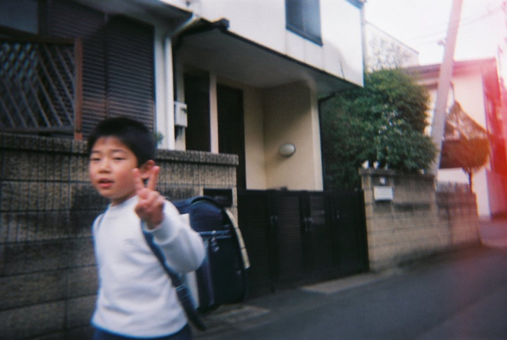 Nostalgic Disposable Camera Snap Prompt のQwen Imageプロンプト例 バリエーション 2: Generates low-quality, amateur-looking photos resembling snapshots taken by a student with a disposable...
