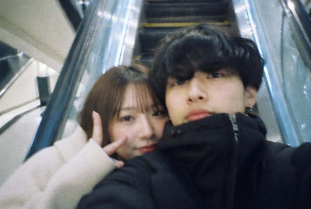 Nostalgic Disposable Camera Snap Prompt のQwen Imageプロンプト例 バリエーション 4: Generates low-quality, amateur-looking photos resembling snapshots taken by a student with a disposable...