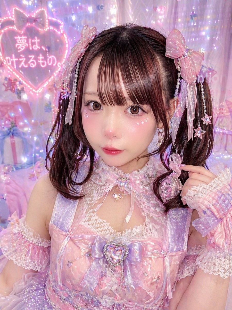 Pastel Idol Portrait with Neon Heart 的 Qwen Image 提示词示例图：This prompt generates a dreamy kawaii idol-style portrait photo with elaborate pastel fashion styling, ideal for social...