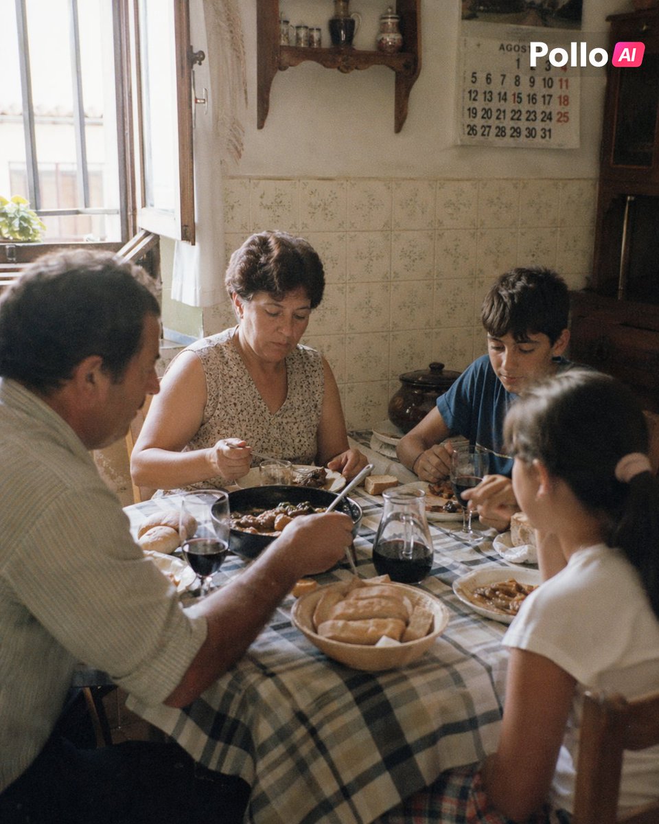 1990s Spanish Family Kitchen Lunch のQwen Imageプロンプト例: This prompt generates a realistic nostalgic family lunch scene in a modest 1990s Spanish kitchen, ideal for...