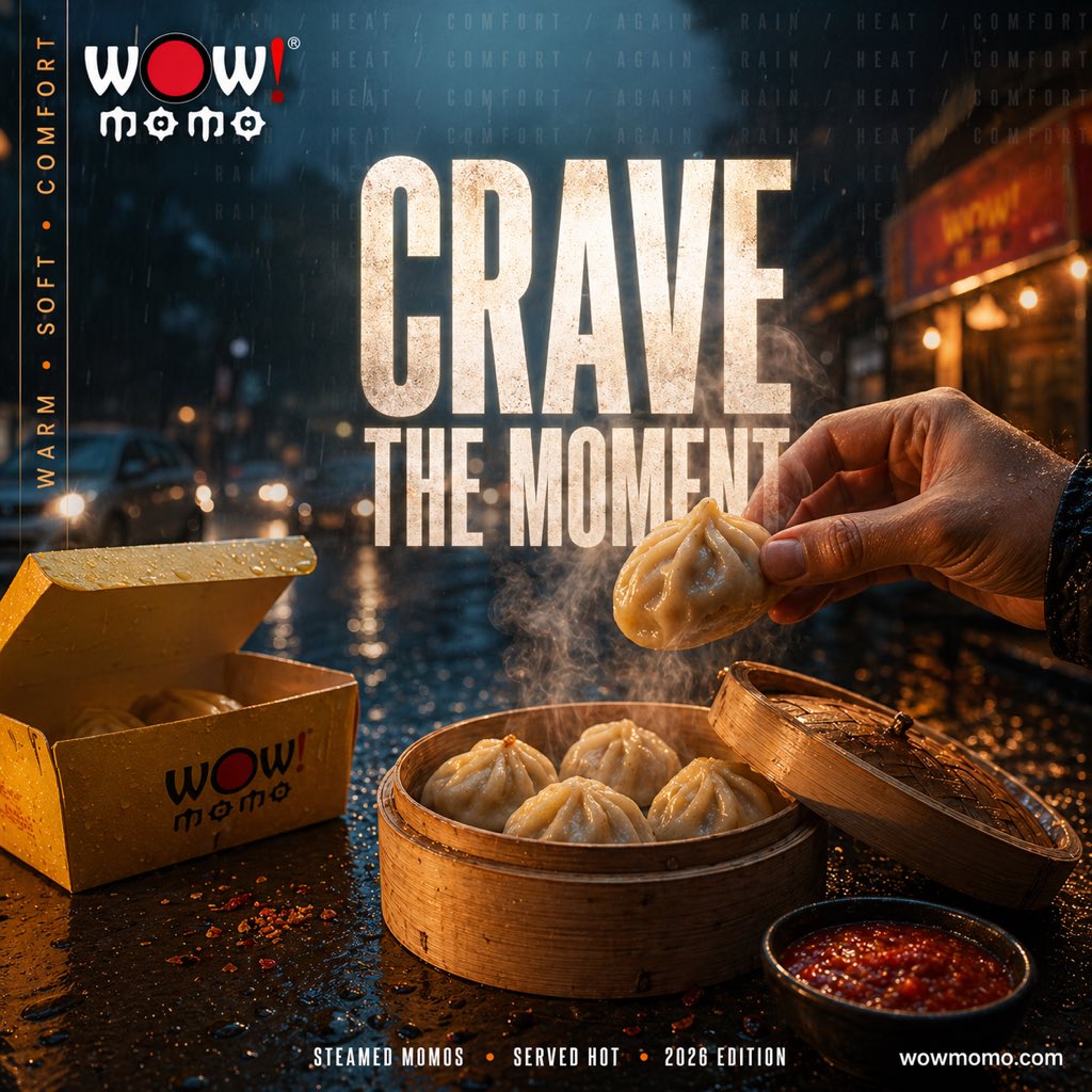 Cinematic Rainy Street Food Ad のQwen Imageプロンプト例: This prompt generates a moody photorealistic momos advertisement poster, ideal for restaurant marketing, food campaigns, and...