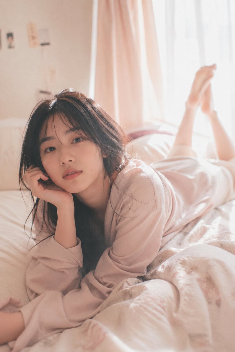 Dreamy Editorial Portrait Qwen Image 프롬프트 예시: A soft, dreamy editorial portrait prompt of a young Japanese woman, using natural light and pastel tones for an intimate mood.