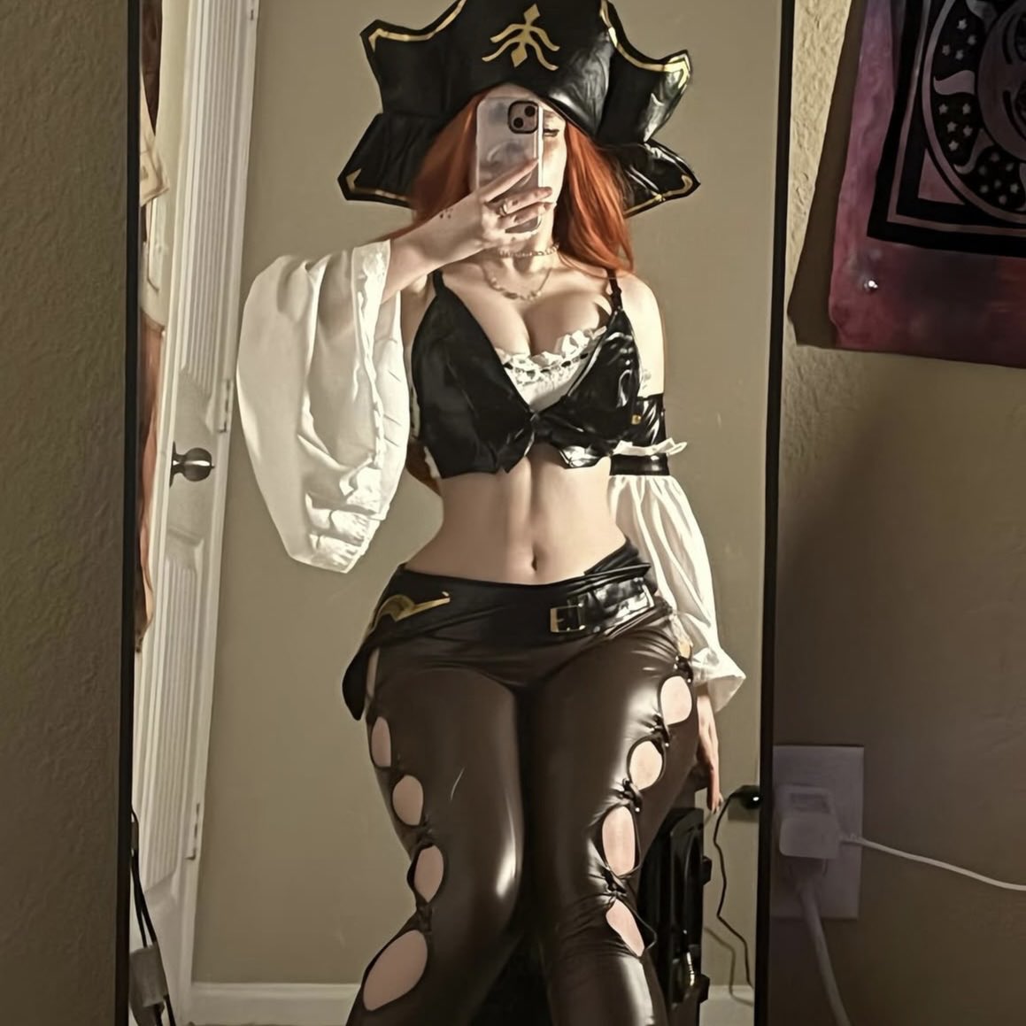 Miss Fortune Realistic Selfie Prompt のQwen Imageプロンプト例 バリエーション 2: A simple prompt for generating a realistic, 'real-world' style selfie of the character Miss Fortune from League...