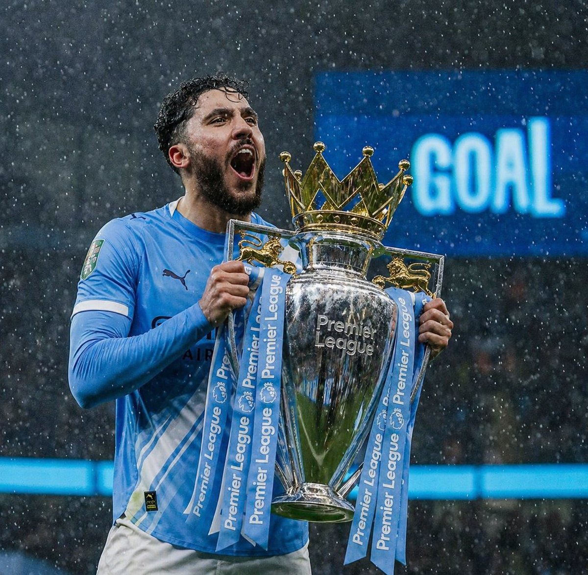Rainy Premier League Trophy Celebration Qwen Image 프롬프트 예시 변형 2: This generates a photorealistic football victory image of a player lifting the Premier League trophy in heavy...