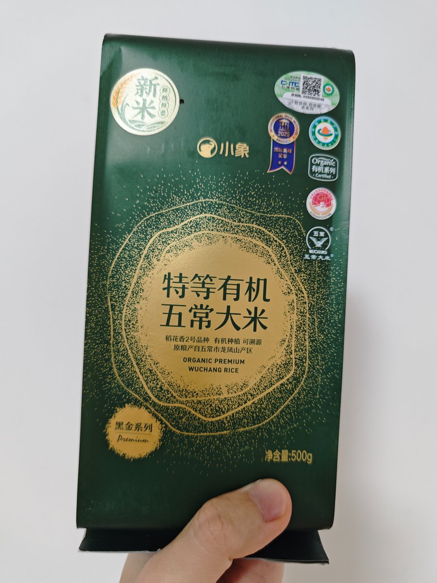 Product-Inspired Fashion Design Qwen Image 프롬프트 예시: Transforms a basic consumer product into inspiration for a themed clothing line, such as designing cool-style women's wear...