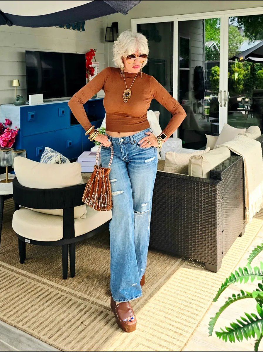 Chic Patio Outfit Photo 的 GPT Image 2 提示词示例图：A realistic full-body lifestyle fashion image of a stylish older woman posing on an elegant patio, ideal for outfit inspiration or...