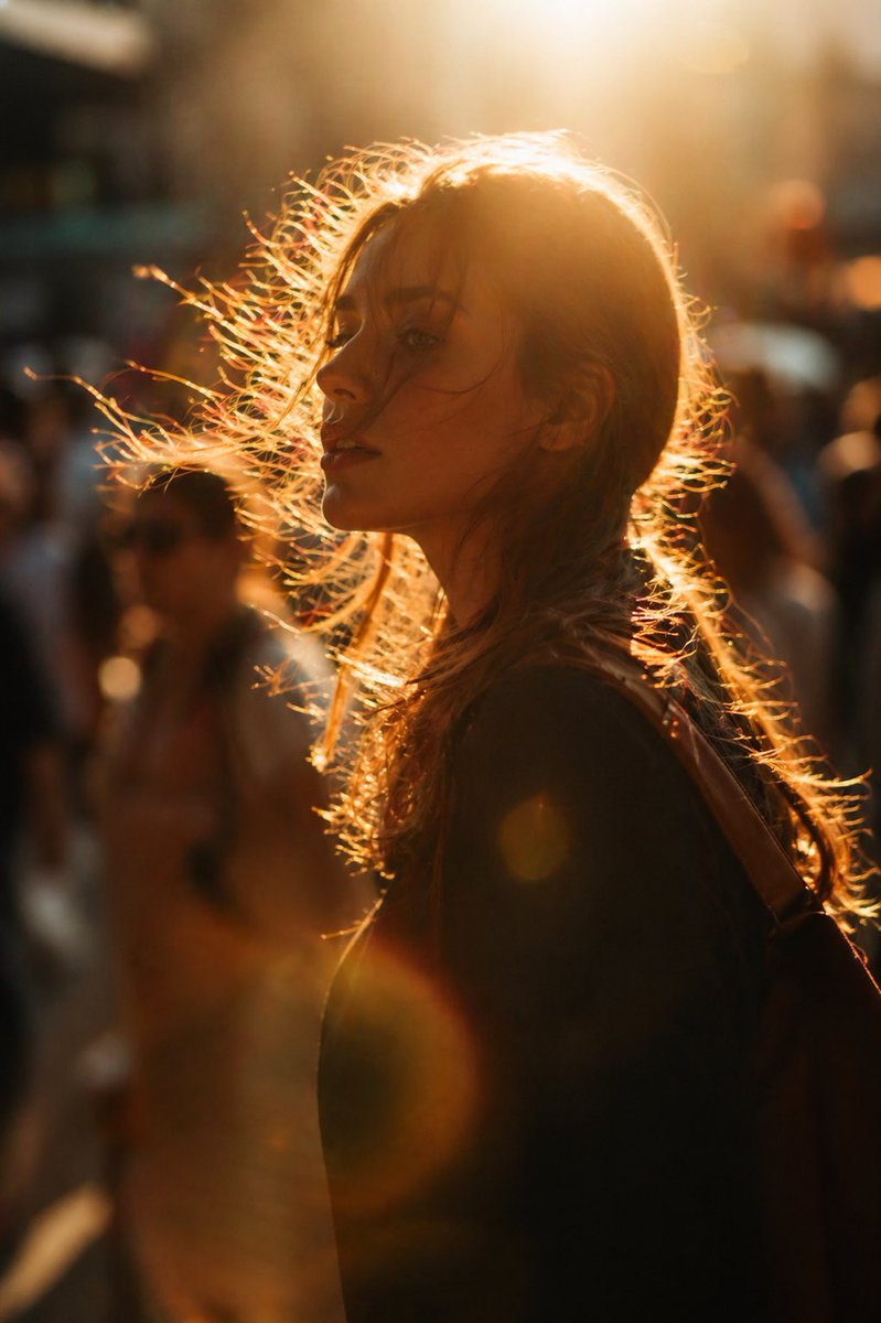 Golden hour editorial street portrait のQwen Imageプロンプト例: A detailed prompt for a high-end fashion portrait in a busy city during golden hour with realistic textures and cinematic...