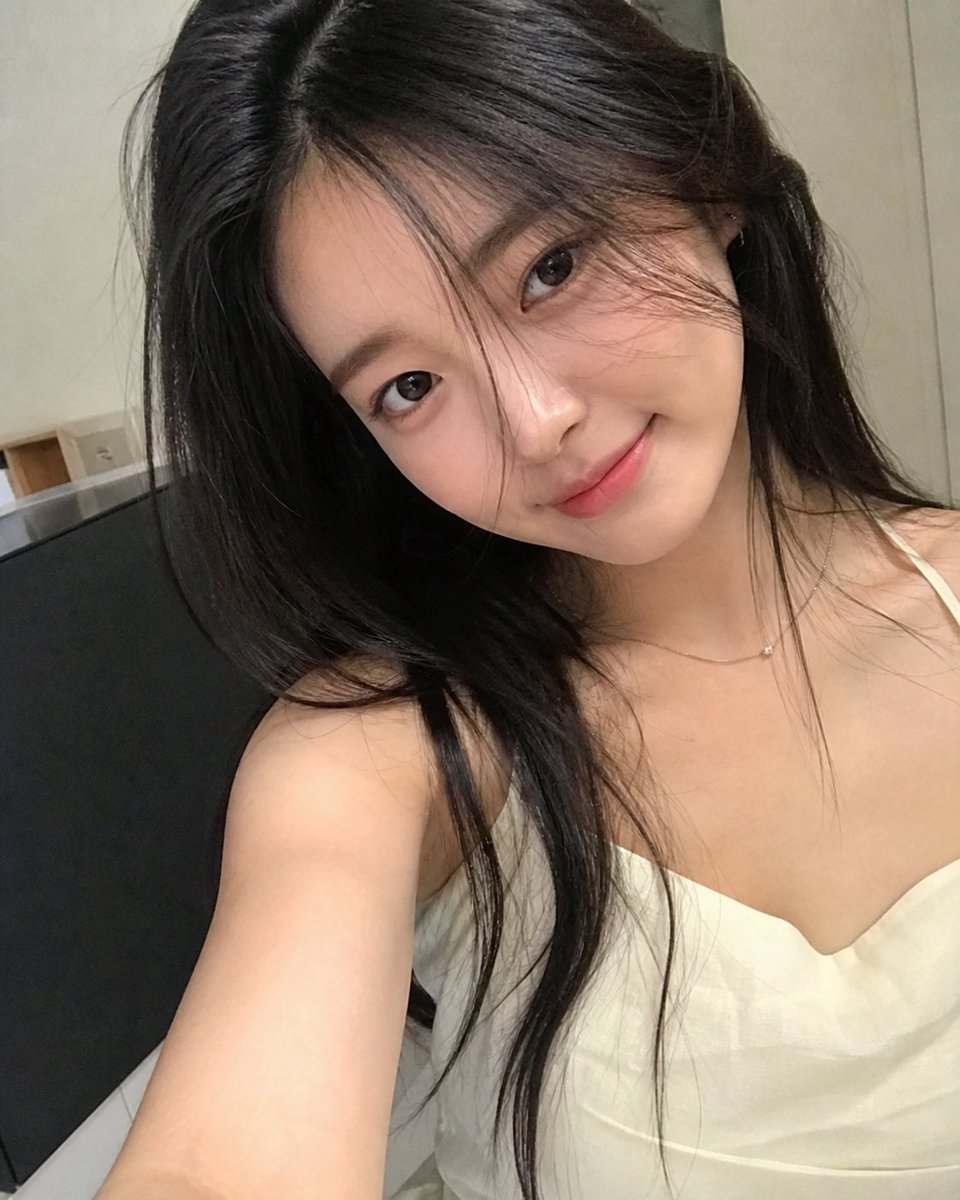 AI Personification Selfie のQwen Imageプロンプト例: A prompt for generating a personification of AI assistant as a woman using a casual iPhone selfie perspective.