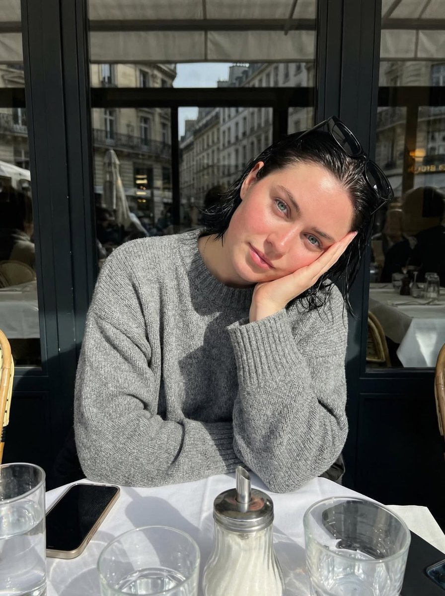 Parisian Café Golden Hour Portrait GPT Image 2 prompt example variation 2: Intimate portraits of a woman at a Paris café, using golden hour lighting and 35mm/50mm lens aesthetics...