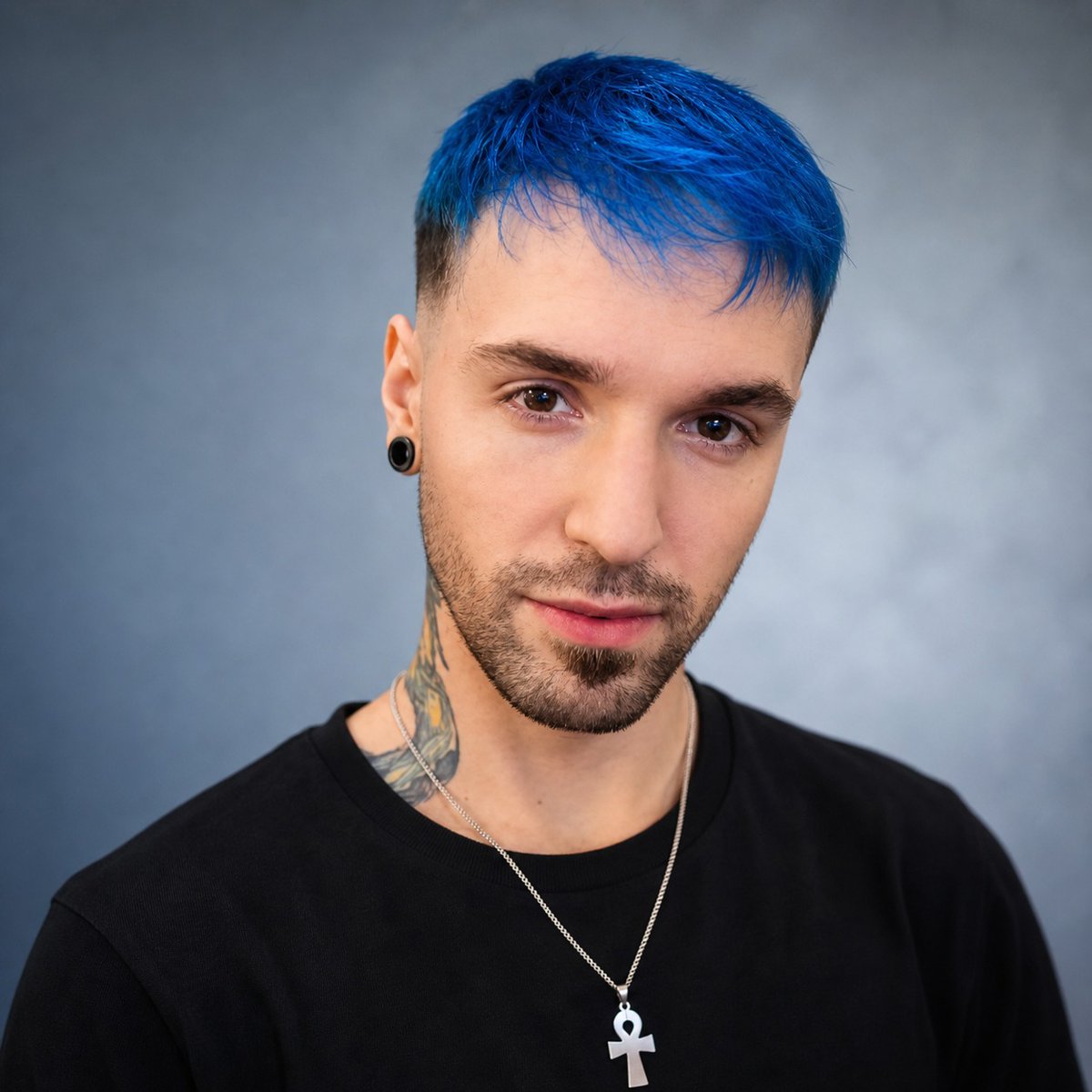 Studio Headshot from Reference のQwen Imageプロンプト例: Transforms a casual selfie reference into a polished centered studio profile portrait while preserving the subject and privacy...