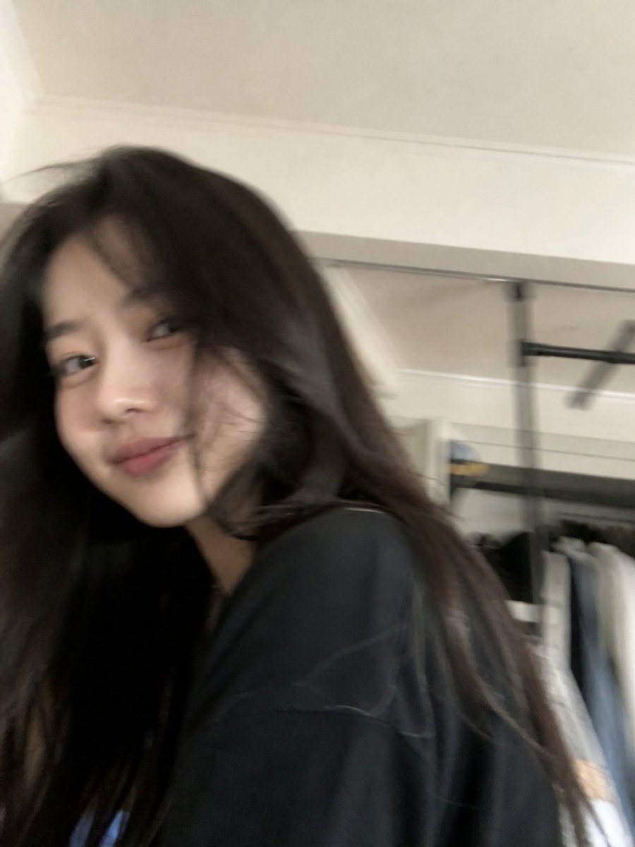 Candid iPhone Everyday Life Snapshot のQwen Imageプロンプト例 バリエーション 2: A realistic prompt for generating an ordinary, imperfect candid shot as if taken on an iPhone, featuring natural...