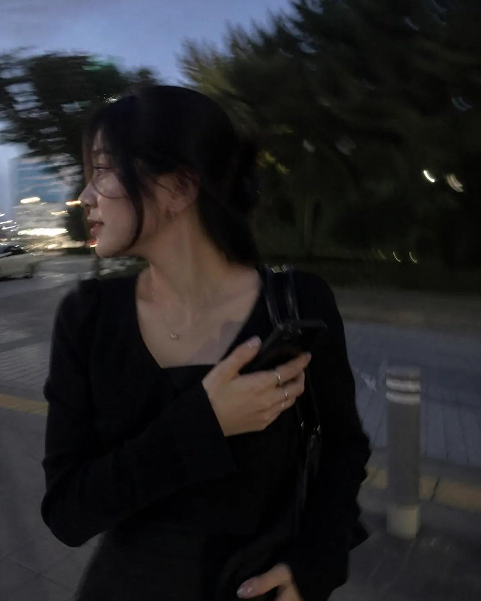 Candid iPhone Everyday Life Snapshot のQwen Imageプロンプト例 バリエーション 3: A realistic prompt for generating an ordinary, imperfect candid shot as if taken on an iPhone, featuring natural...