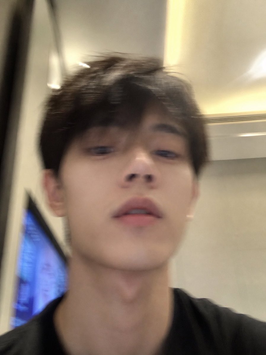 AI Personality iPhone Selfie Snapshot のQwen Imageプロンプト例: A creative prompt designed to have the AI personify itself and generate a realistic, candid selfie as if taken...