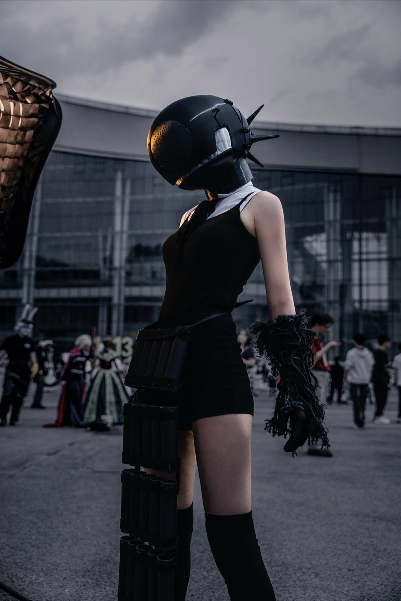 Cyberpunk Cinematic Photo Edit のQwen Imageプロンプト例: Transforms a casual cosplay street photo into a dark Blade Runner-style cinematic poster while preserving the original subject...