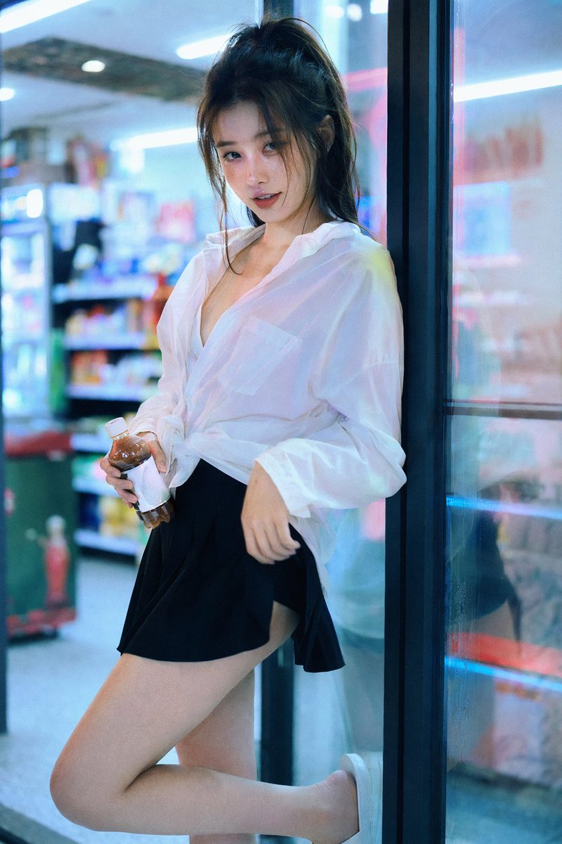 深夜便利店里的性感霓虹少女 Qwen Image 프롬프트 예시 변형 2: 深夜便利店里的性感霓虹少女，AI assistant模型图片提示词案例。关键词：store, natural, skin。快速复制Nano Banana Pro prompt。