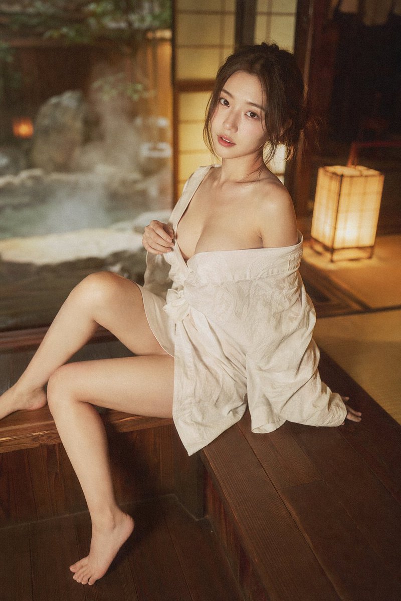 日式温泉旅馆人像 的 GPT Image 2 提示词示例图 变化图 2:日式温泉旅馆人像,AI assistant模型图片提示词案例。关键词:skin, soft, wooden。快速复制Nano Banana Pro prompt。