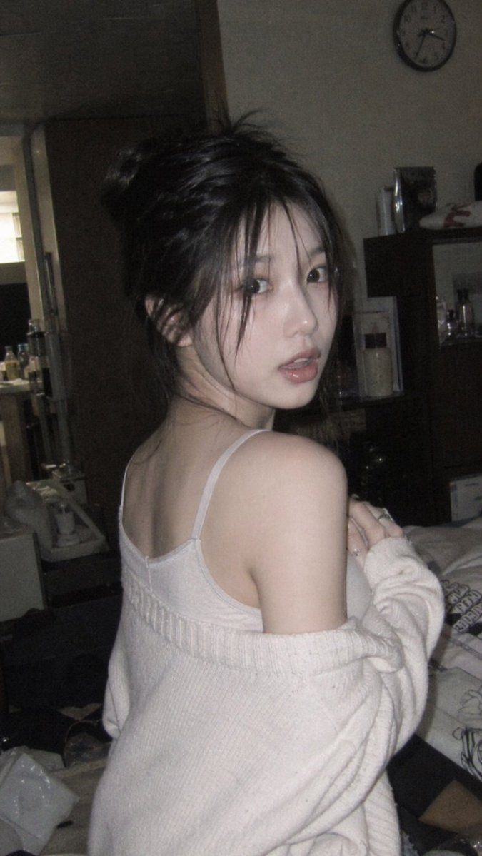 昏暗室内纯真少女的意外回眸 Qwen Image prompt example variation 2: 昏暗室内纯真少女的意外回眸，AI assistant模型图片提示词案例。关键词：slightly, expression, prompt。快速复制Nano Banana Pro prompt。