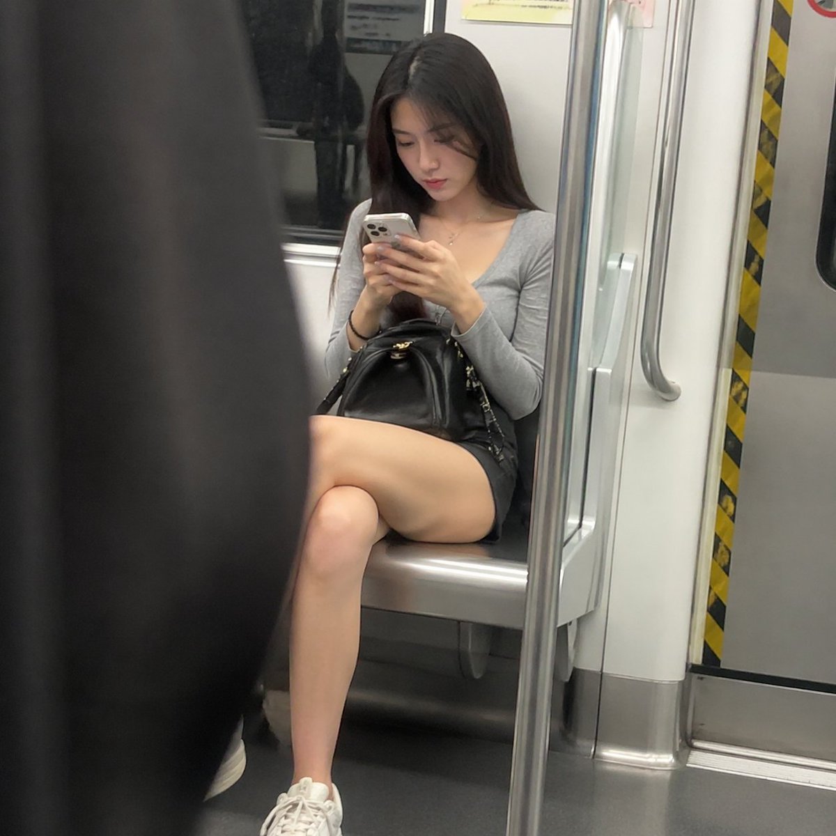地铁车厢里看手机的美丽女人 のQwen Imageプロンプト例 バリエーション 2: 地铁车厢里看手机的美丽女人,AI assistant模型图片提示词案例。标签:地铁、美女、抓拍。快速复制Nano Banana Pro prompt。
